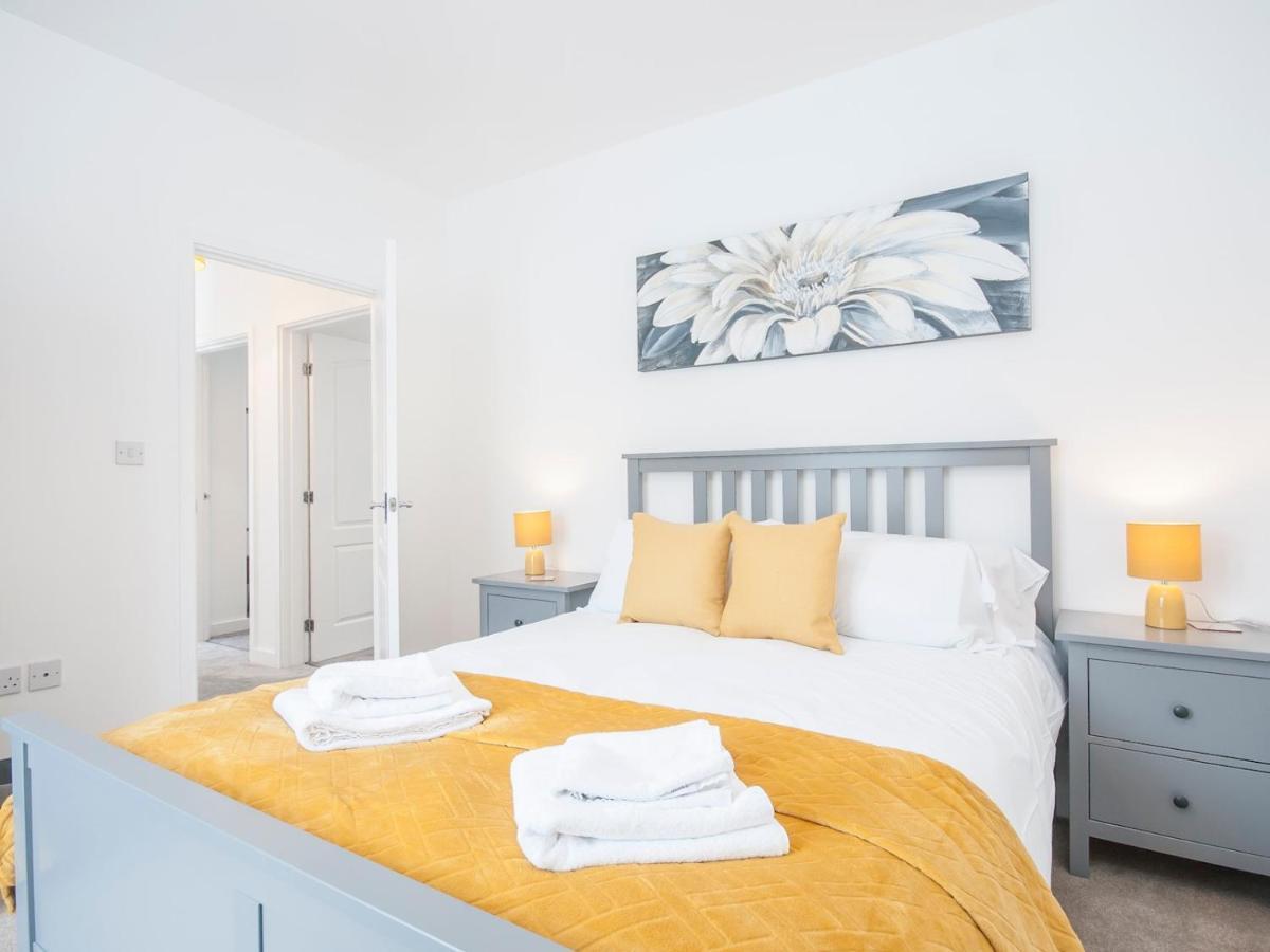 Apartment Modern 2 Bedroom Next To Bay With Parking *